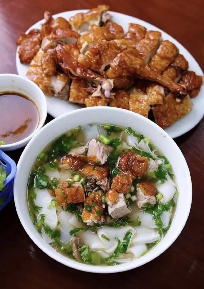 Duck pho, Station area
